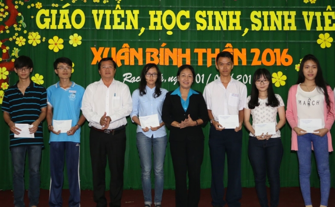 Trao học bổng cho học sinh sinh viên đạt thành tích cao trong học tập